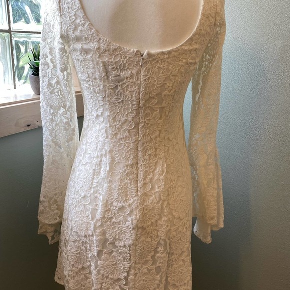 Laundry lace Bodycon Dress with Bell Sleeves!! Gorgeous for Era's tour or BTB - Picture 8 of 11